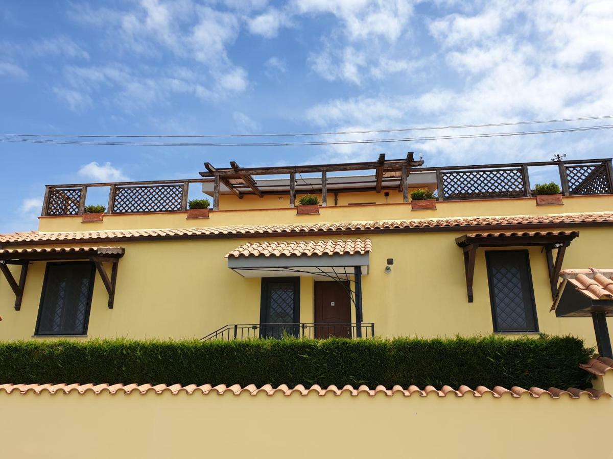 フライ イン ザ ワールド B＆B フィウミチーノ エクステリア 写真